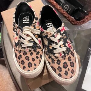 Size 6 women’s Billabong shoes